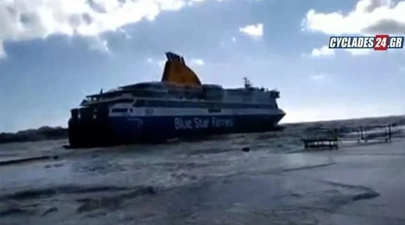 Άξιος ο καπετάνιος του Blue Star – Έδωσε «μάχη»με τεράστια κύματα και κατάφερε να δέσει στο λιμάνι της Τήνου (βίντεο)